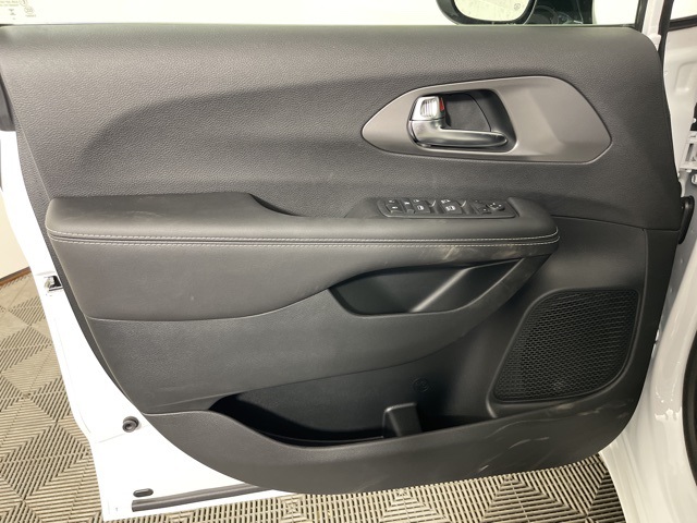 2025 Chrysler Voyager LX photo 10