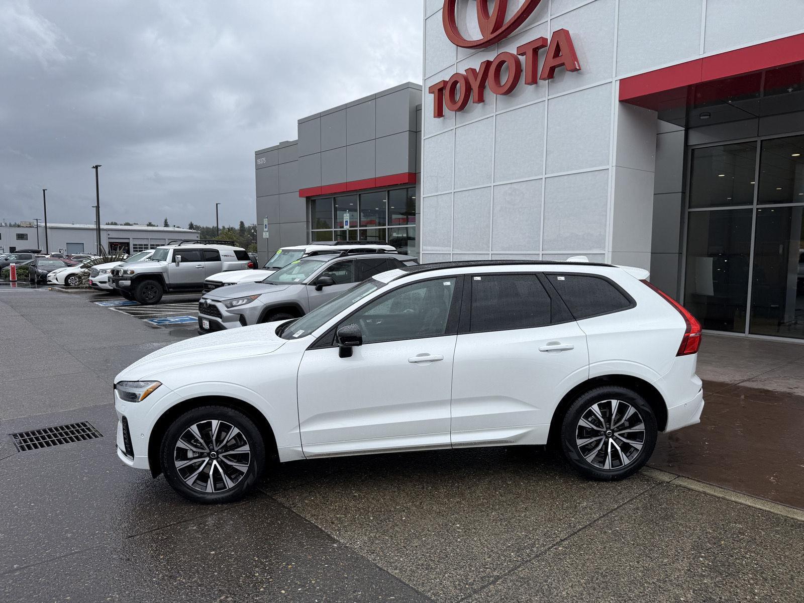 2023 Volvo XC60 Plus photo 2