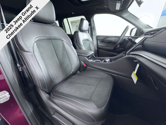 2025 Jeep Grand Cherokee Altitude photo 18
