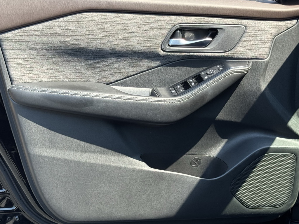 2022 Nissan Rogue SV photo 8