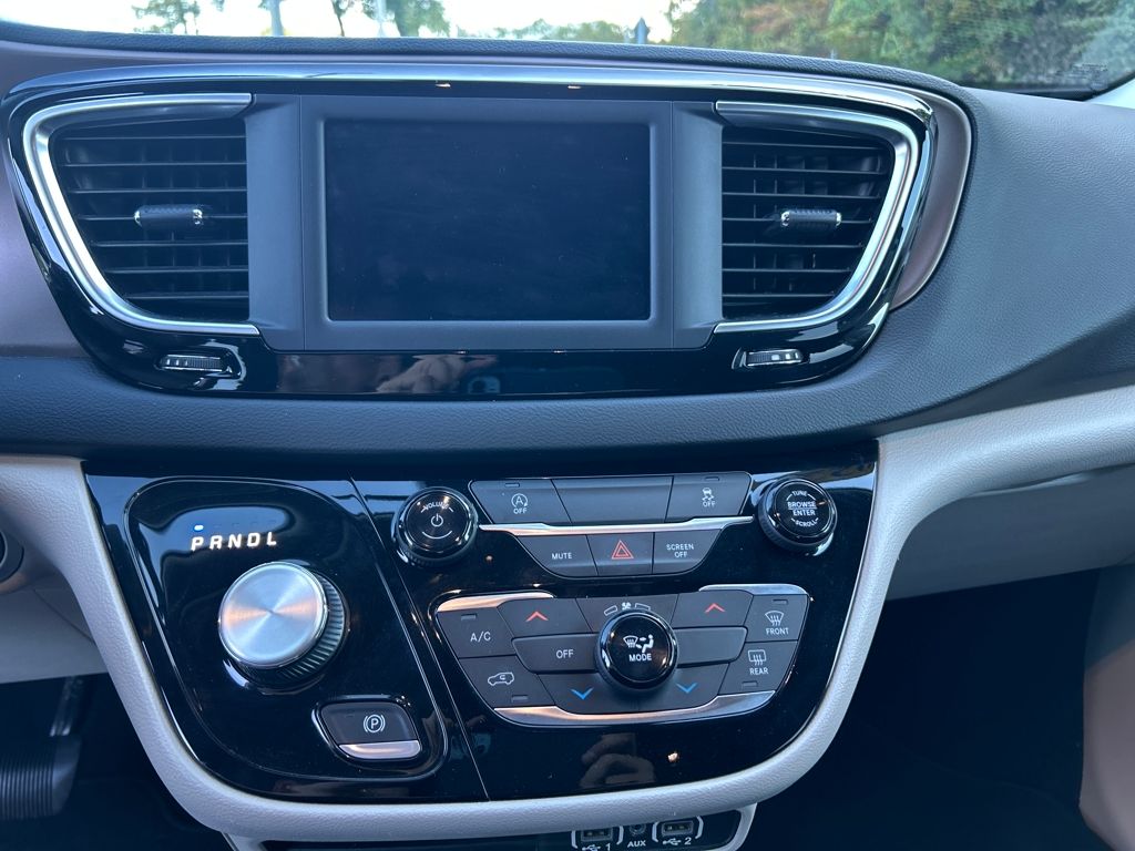 2022 Chrysler Voyager LX photo 17