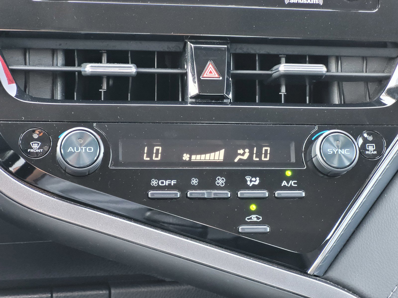 2023 Toyota Camry Hybrid LE photo 18