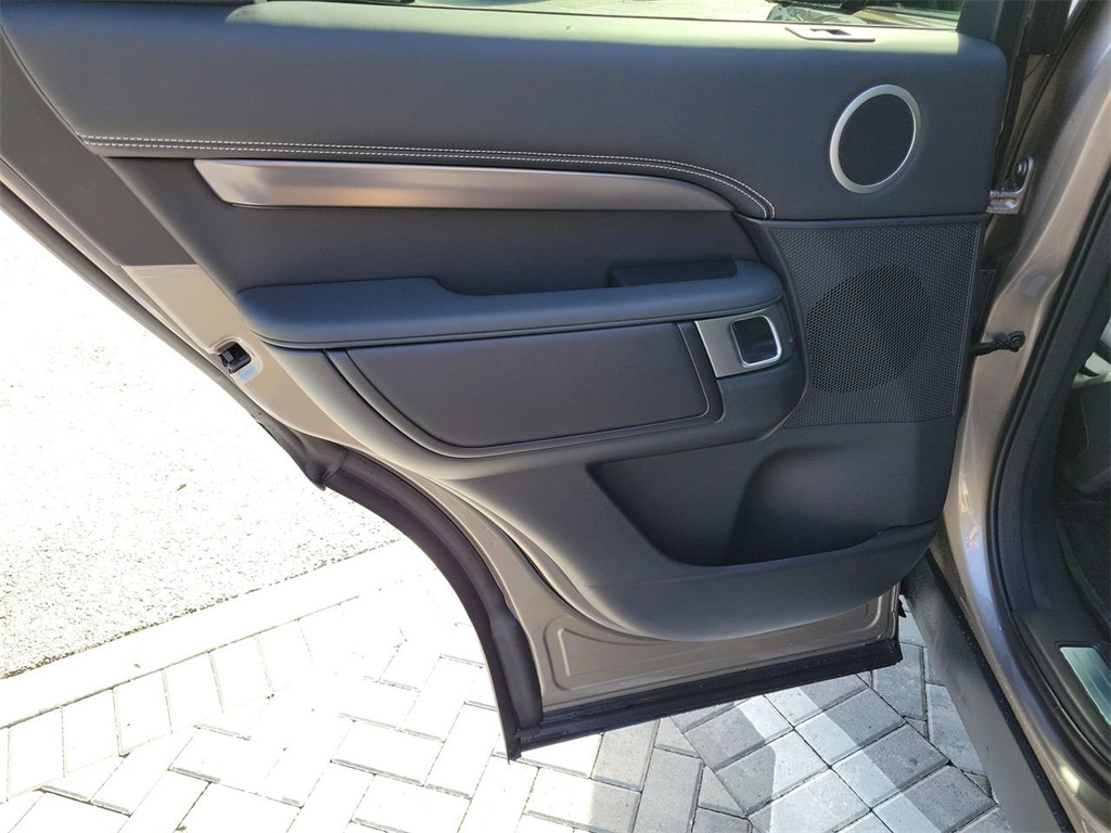 2025 Land Rover Discovery Metropolitan Edition photo 17