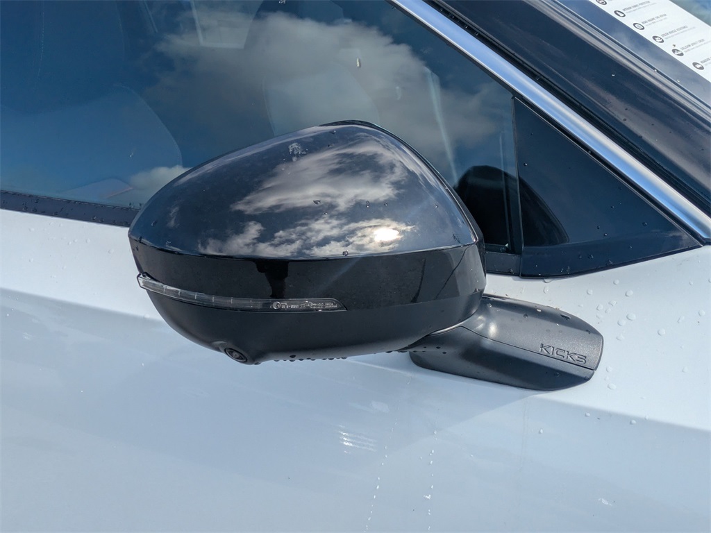 2025 Nissan Kicks SR photo 10