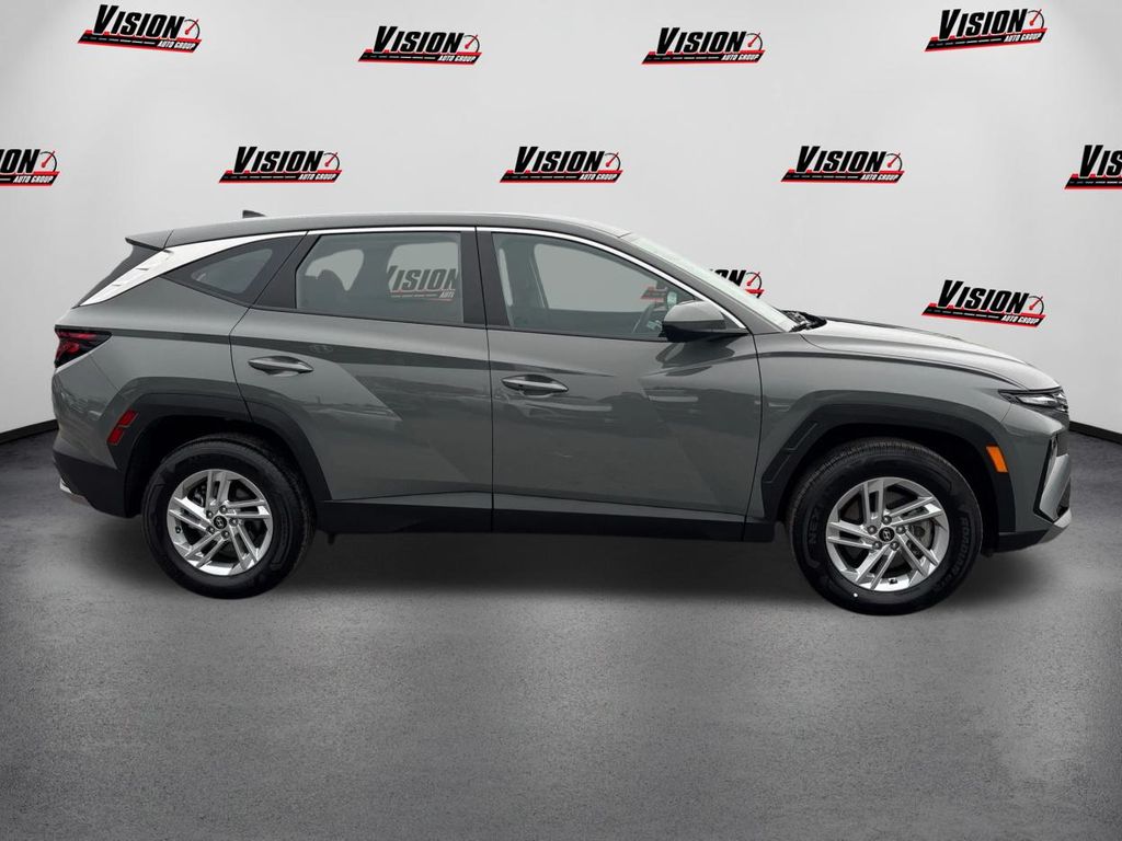 2025 Hyundai Tucson SE photo 4