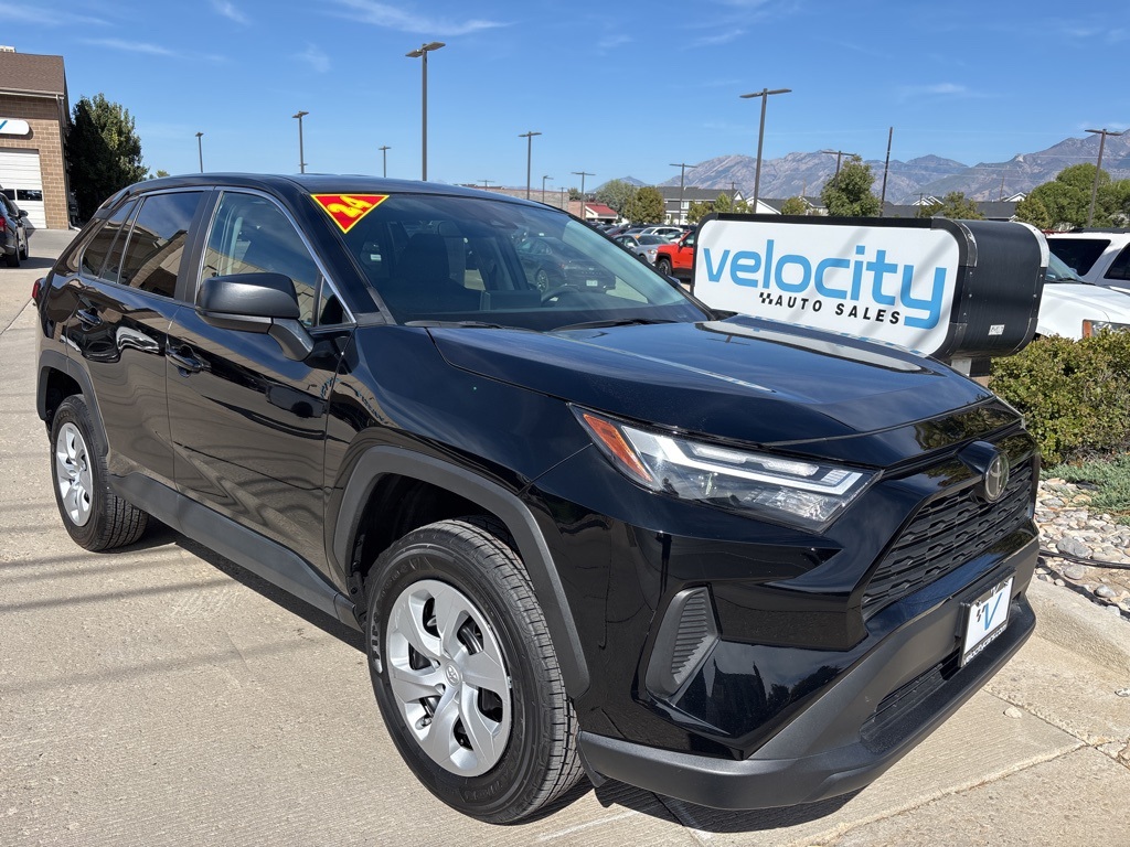 2024 Toyota RAV4 LE's photo