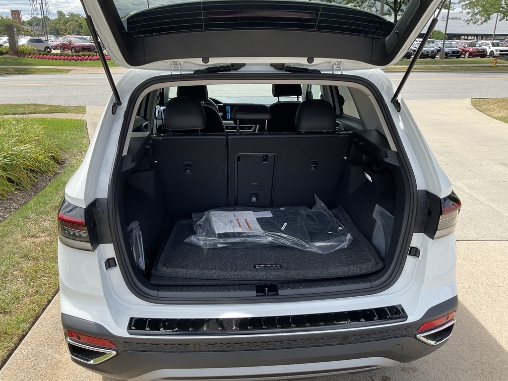 2025 Volkswagen Taos SE photo 3