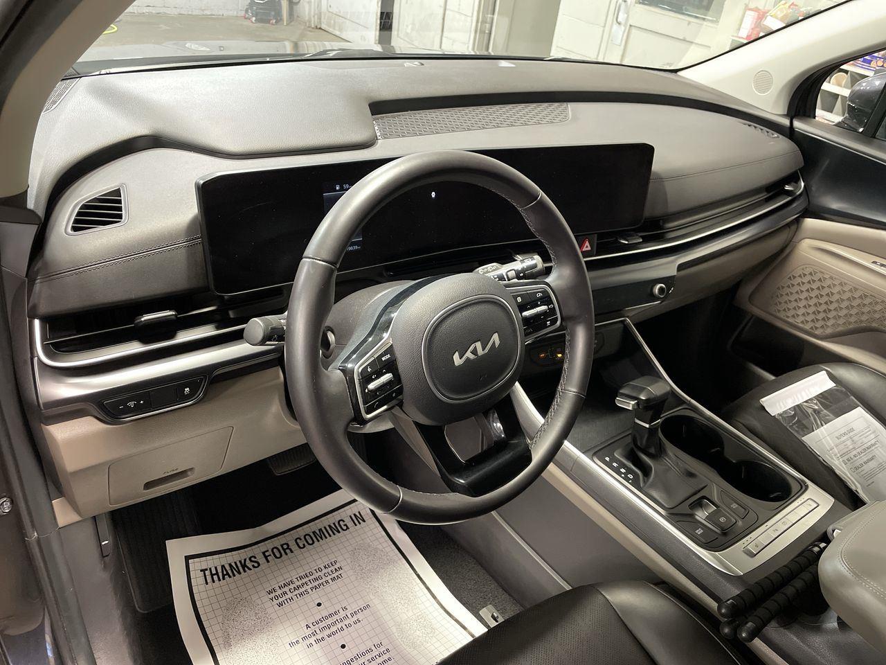 2025 Kia Carnival LXS photo 2