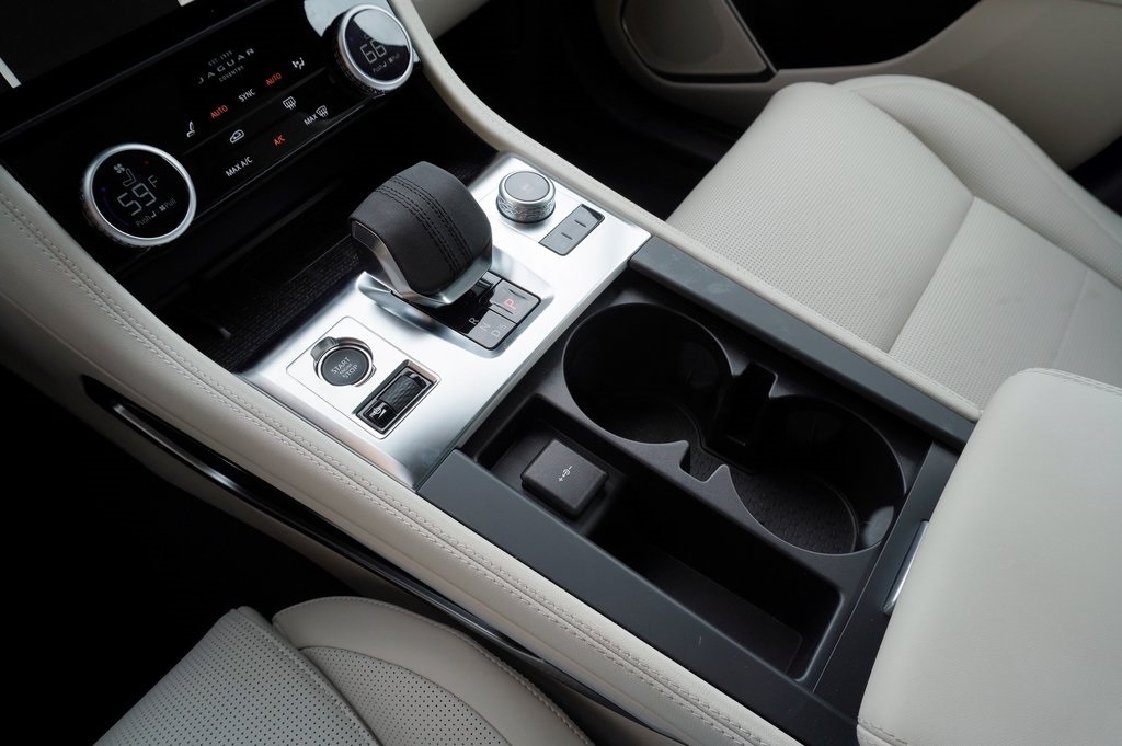 2025 JAGUAR F-PACE - Image 32