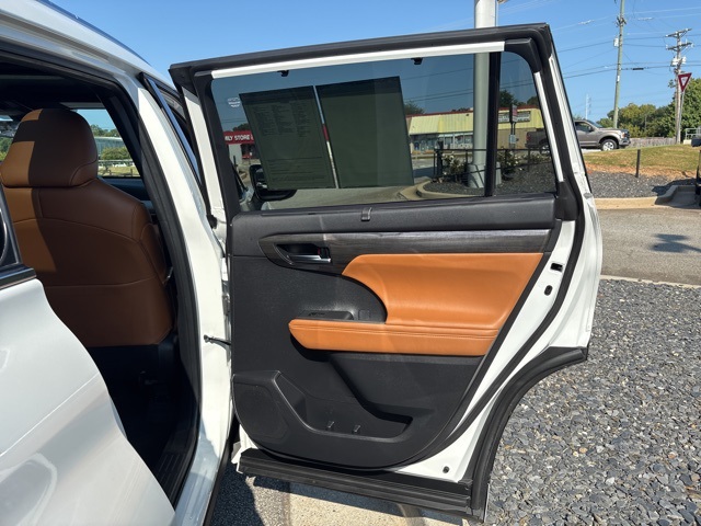 2024 Toyota Highlander Platinum photo 22