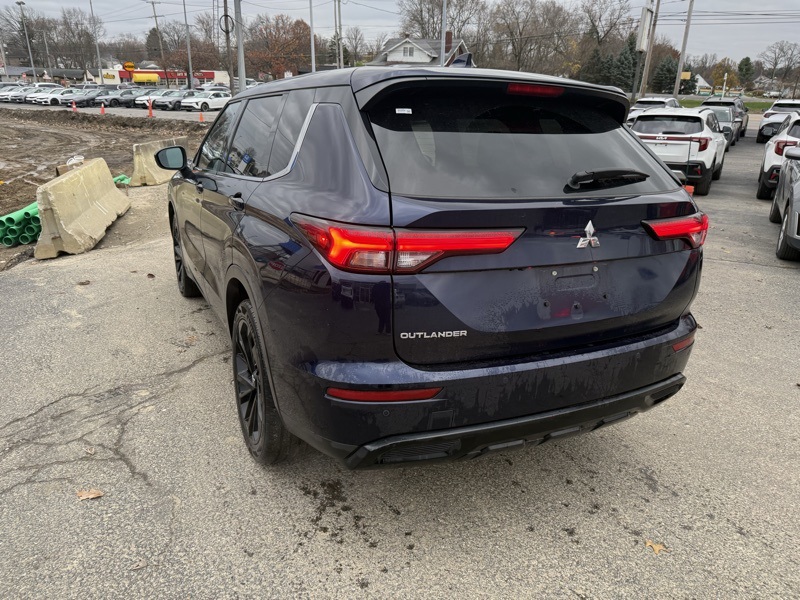 2022 Mitsubishi Outlander SE photo 3