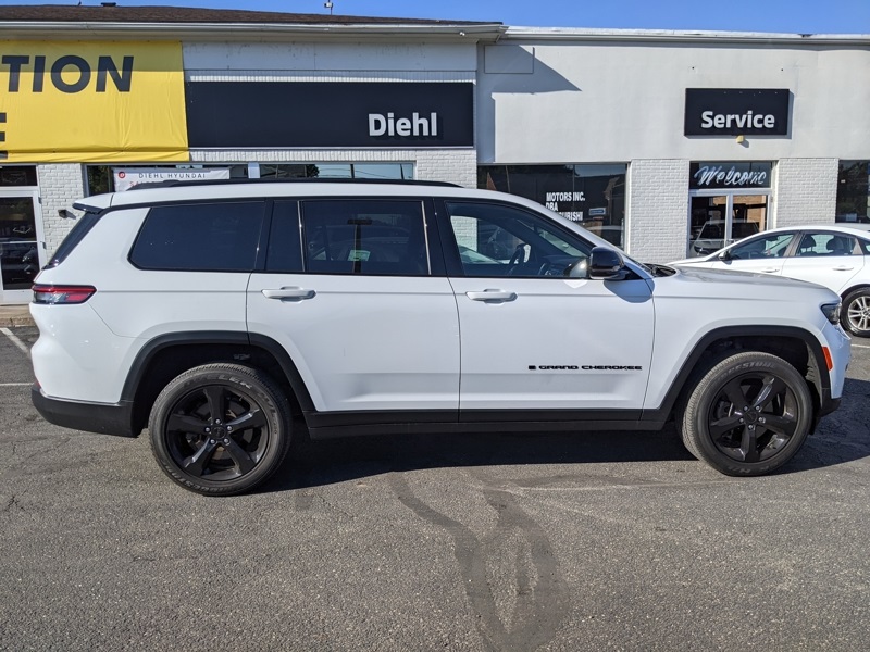 2023 Jeep Grand Cherokee Altitude photo 2