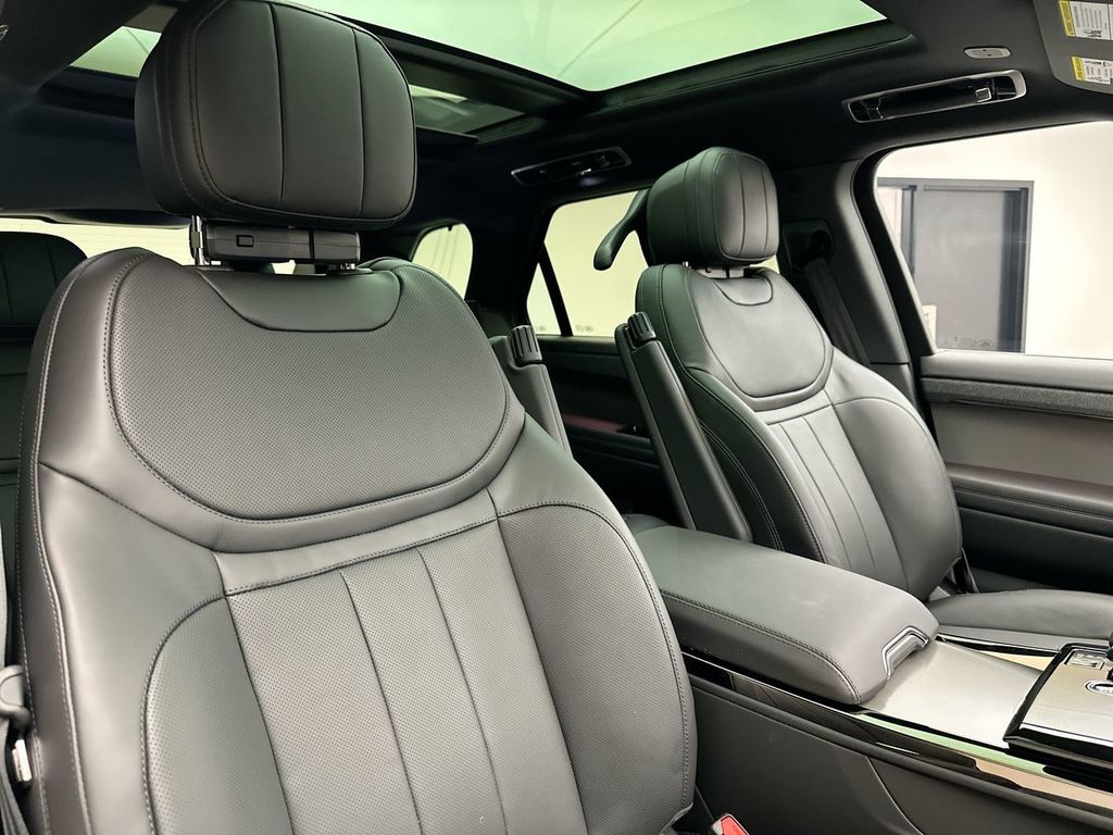 2025 Land Rover Range Rover Sport SE photo 4