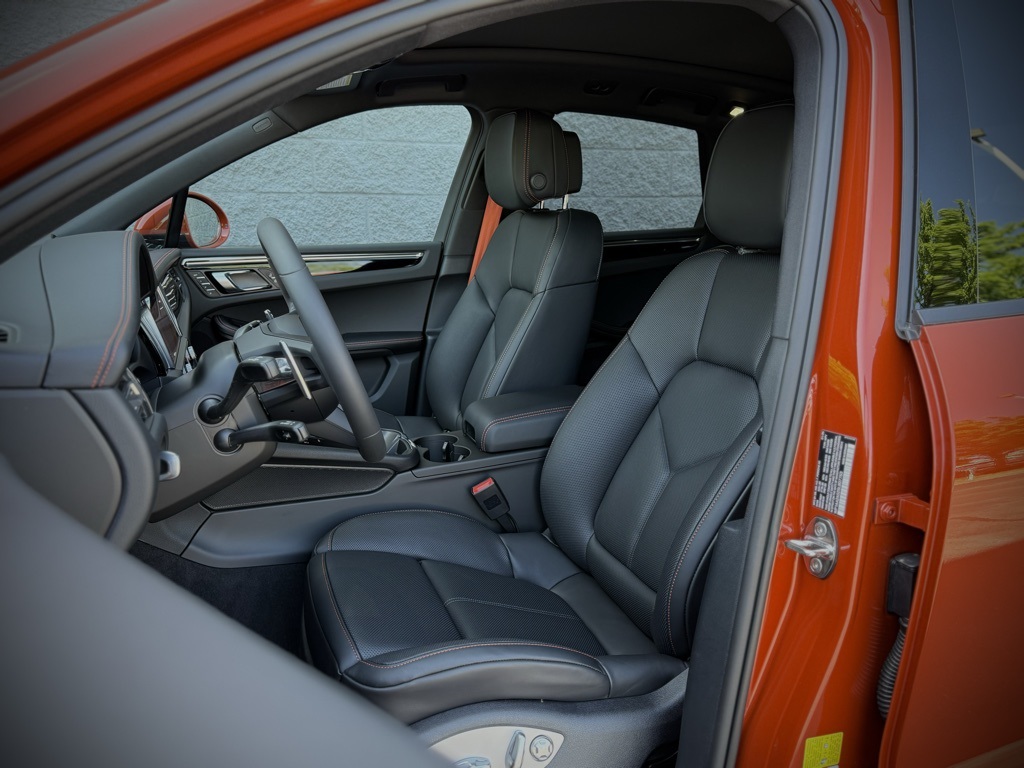 2025 Porsche Macan T photo 5