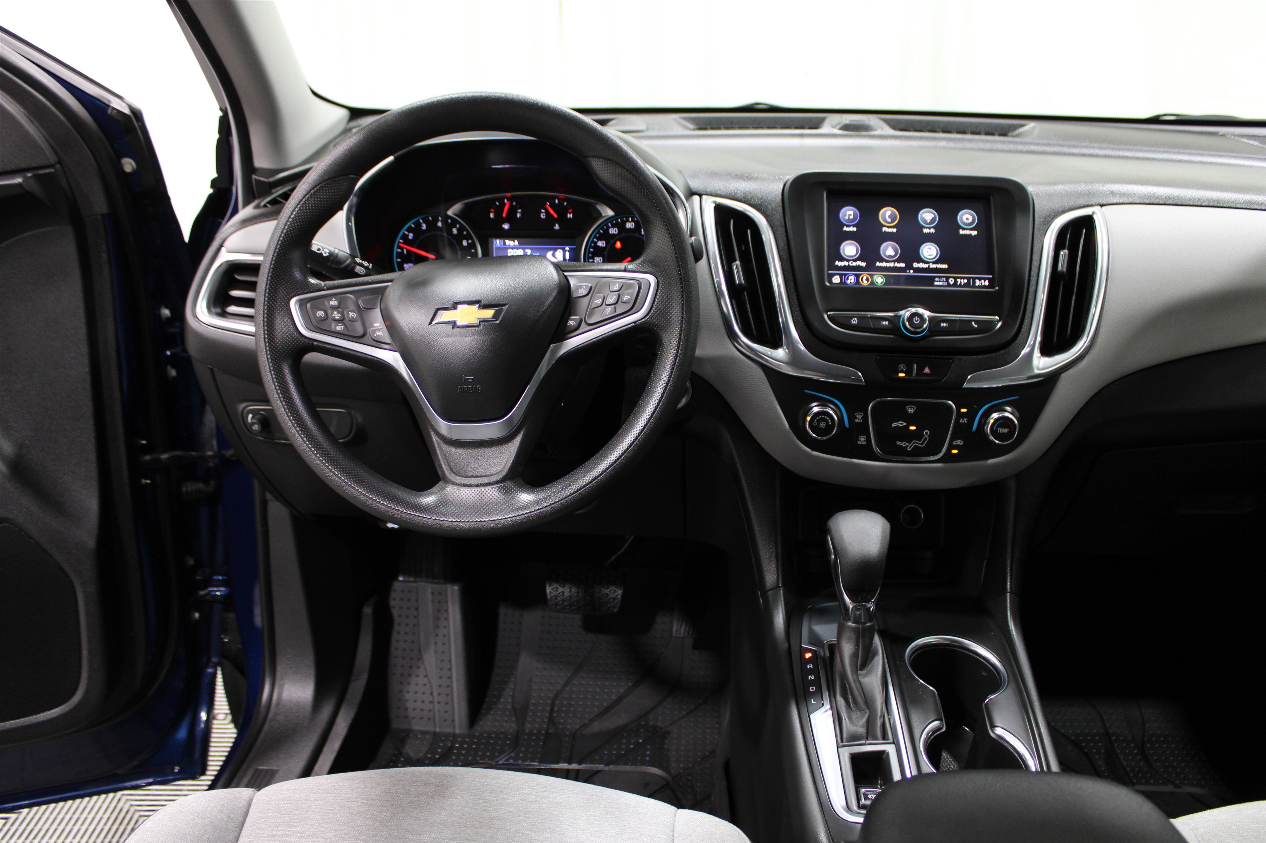 2023 Chevrolet Equinox LS photo 2