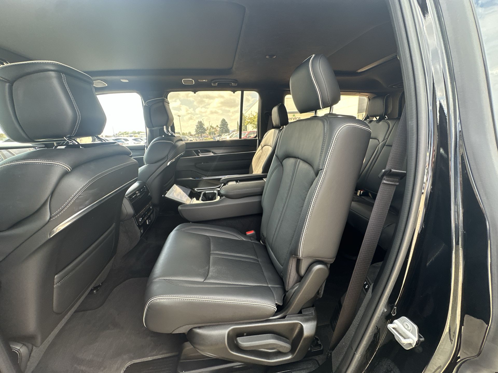 2023 Jeep Grand Wagoneer II photo 24