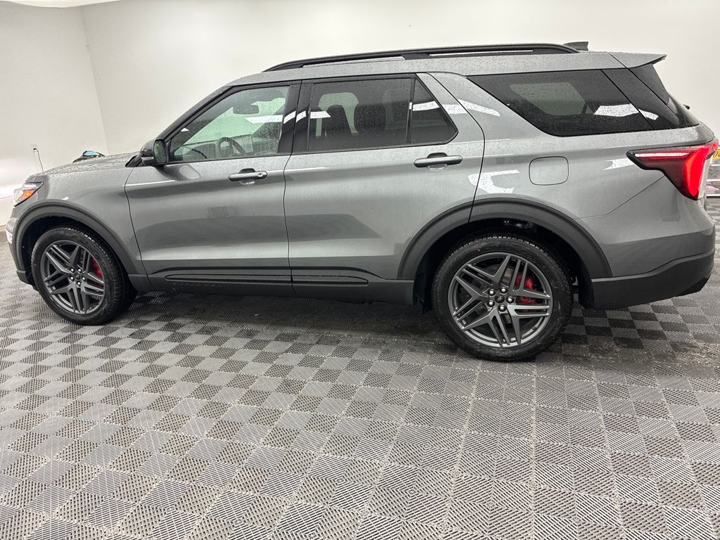 2025 Ford Explorer ST photo 4