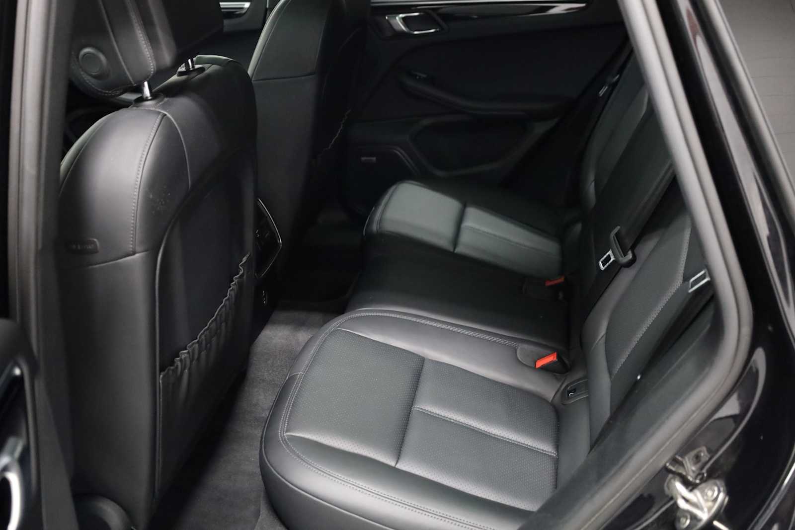 2021 Porsche Macan Base photo 36