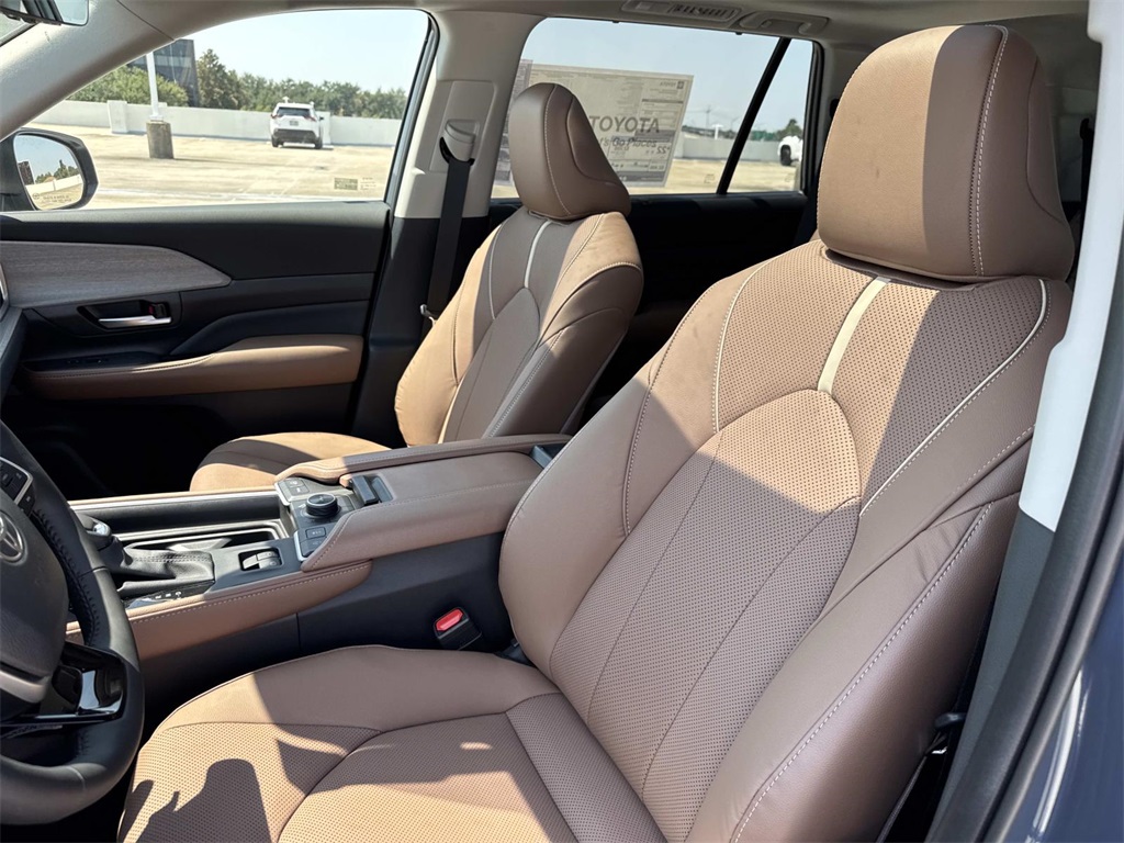 2025 Toyota Grand Highlander Limited photo 7