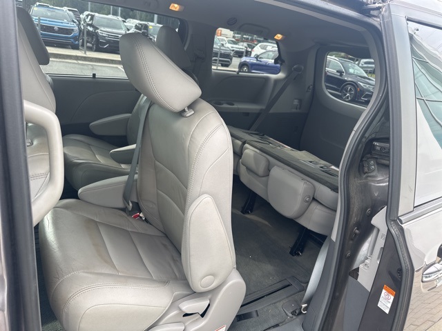 2016 Toyota Sienna XLE photo 16