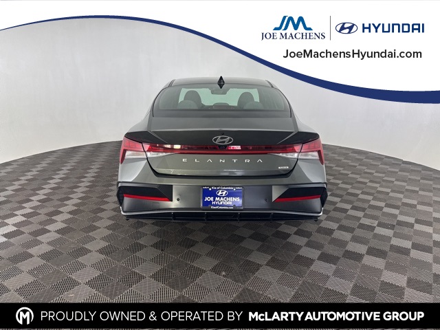 2024 Hyundai Elantra Hybrid Limited photo 4
