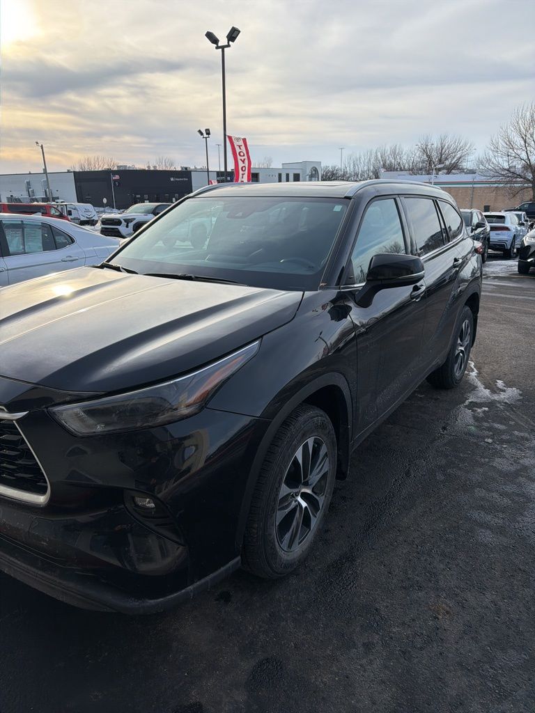 2022 Toyota Highlander XLE's photo