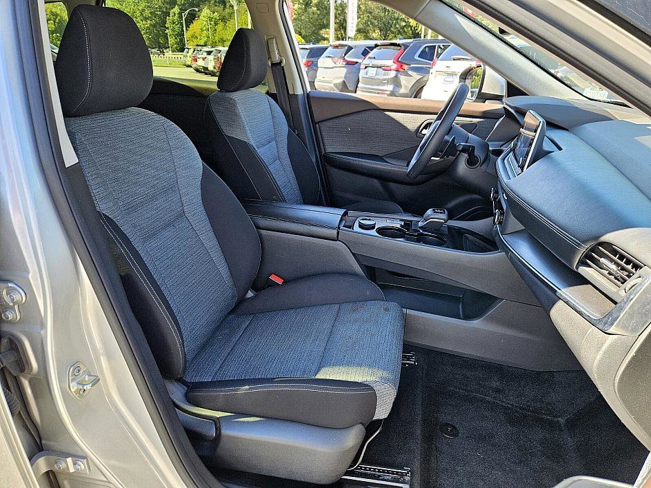 2023 Nissan Rogue SV photo 13