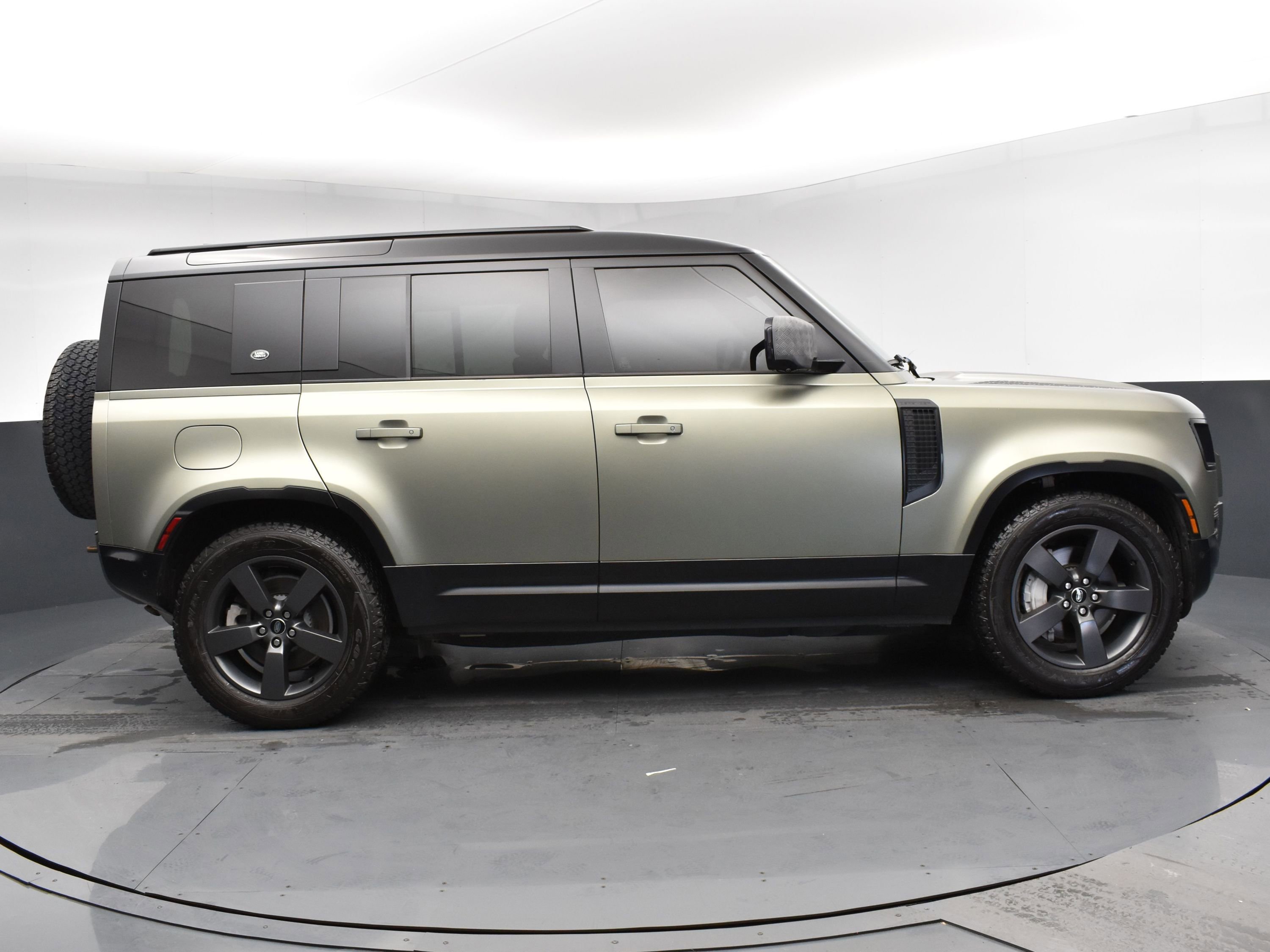 2023 Land Rover Defender X-Dynamic SE photo 3