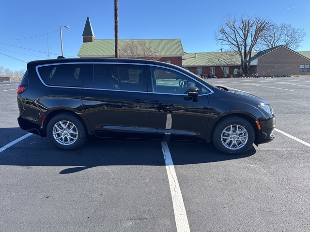 2025 Chrysler Voyager L photo 8
