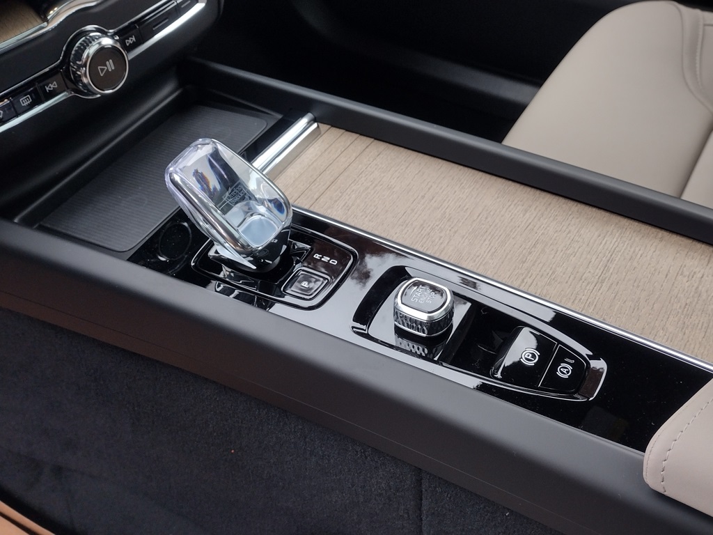 2026 VOLVO XC60 - Image 15