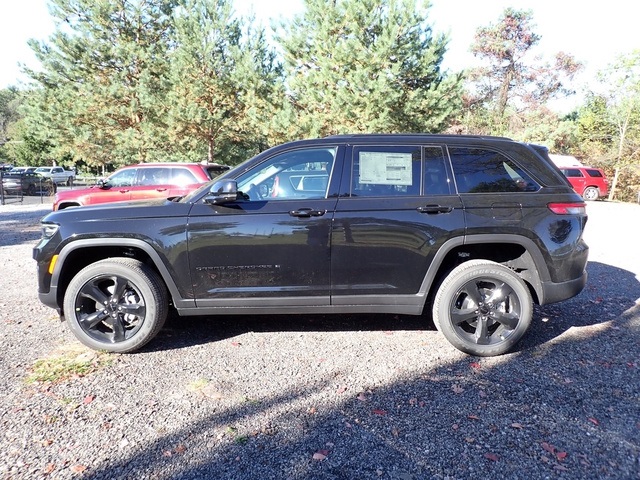 2025 Jeep Grand Cherokee Altitude photo 2