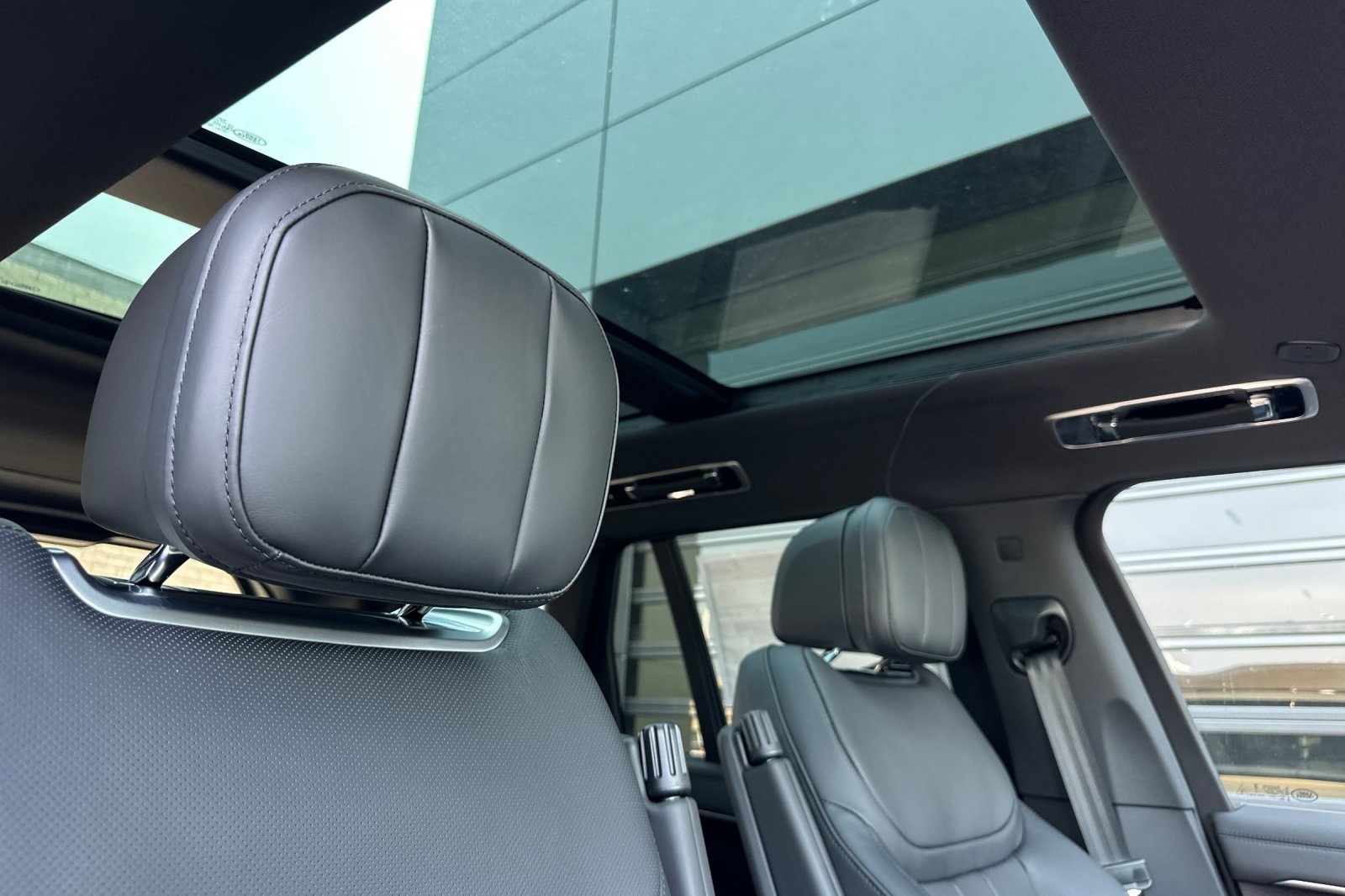 2025 Land Rover Range Rover SE photo 17