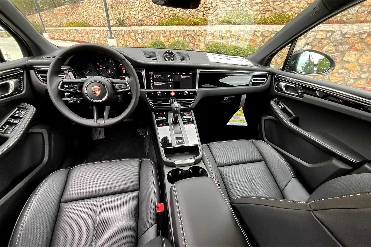 2026 Porsche Macan T photo 12