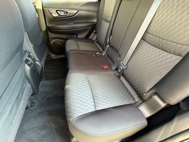 2019 Nissan Rogue SV photo 30