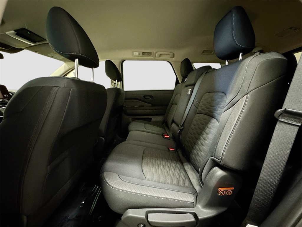 2025 Nissan Pathfinder SV photo 12