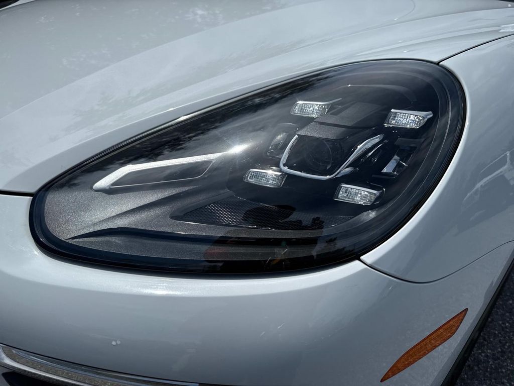 2016 Porsche Cayenne Base photo 9