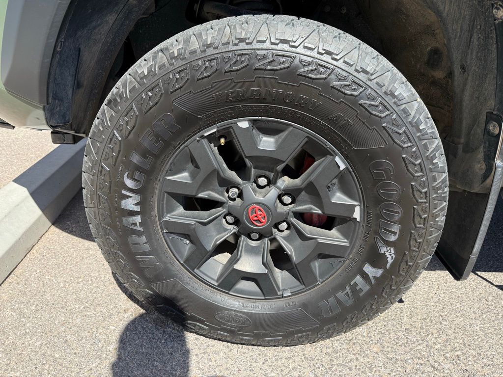 2022 Toyota Tacoma TRD Off-Road photo 2