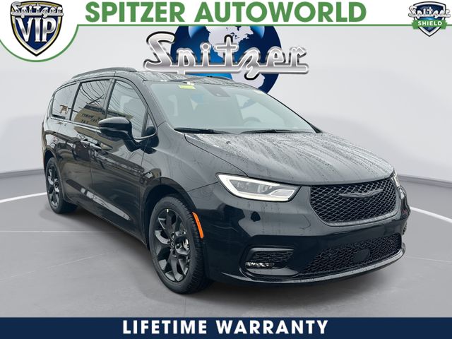 2026 Chrysler Pacifica Select's photo