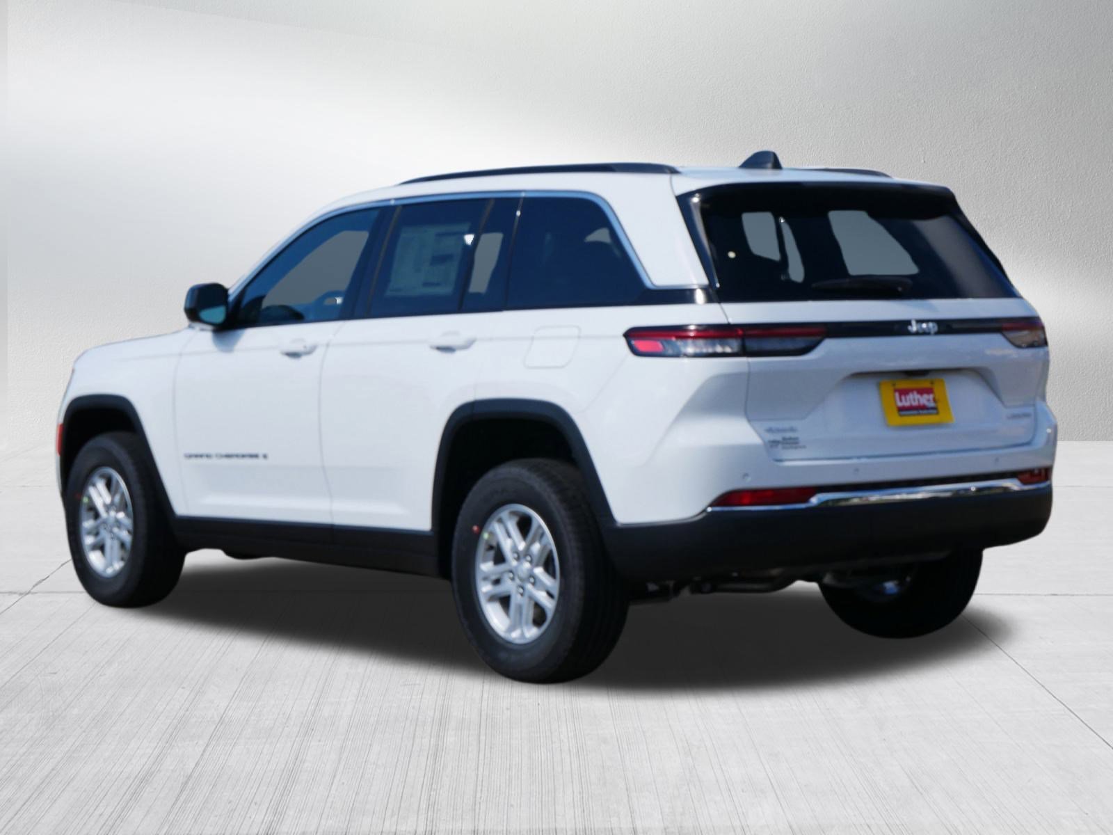 2025 Jeep Grand Cherokee Laredo photo 3
