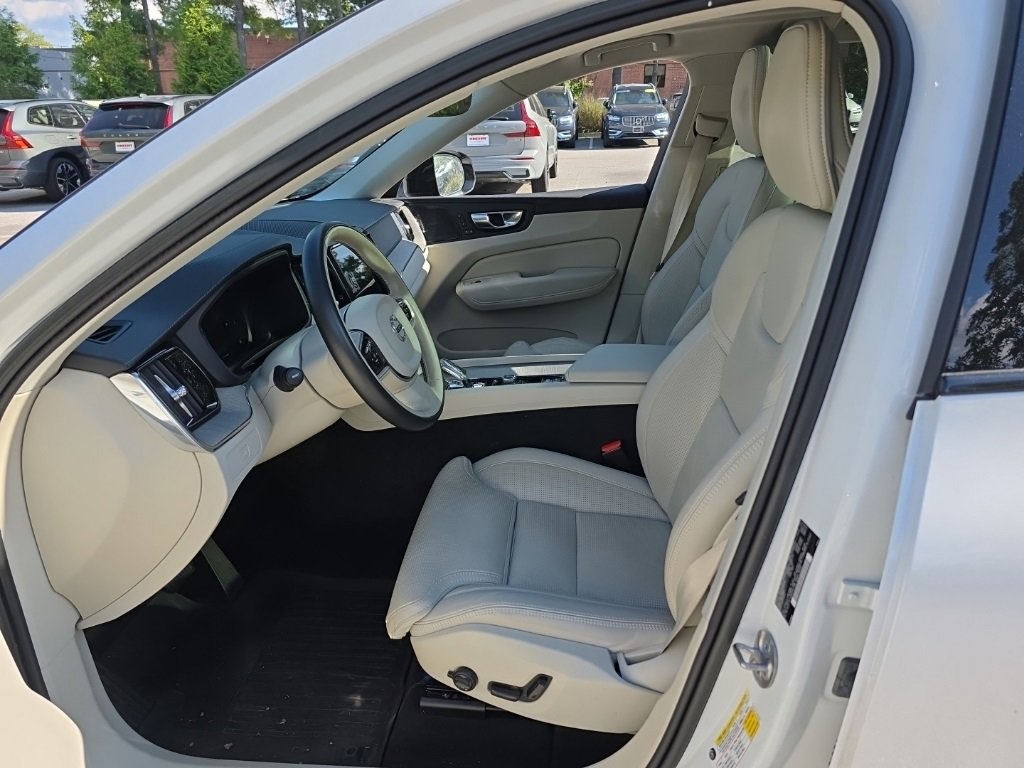 2023 Volvo XC60 B5 Ultimate photo 9