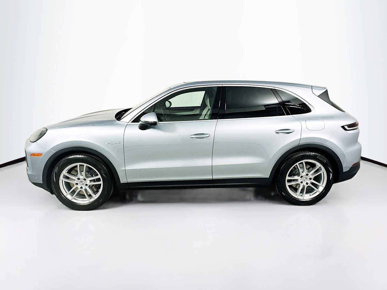 2025 Porsche Cayenne E-Hybrid photo 2
