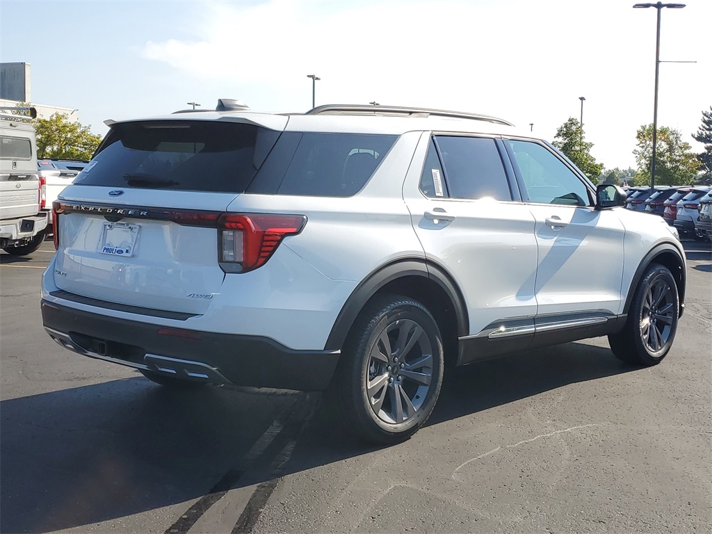 2025 Ford Explorer photo 2