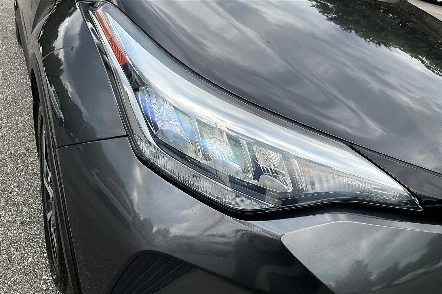 2021 Toyota C-HR XLE photo 26