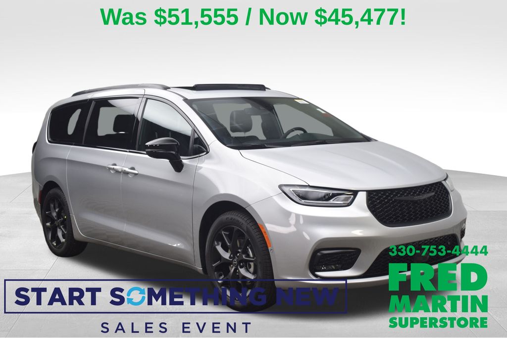 2026 Chrysler Pacifica Select's photo