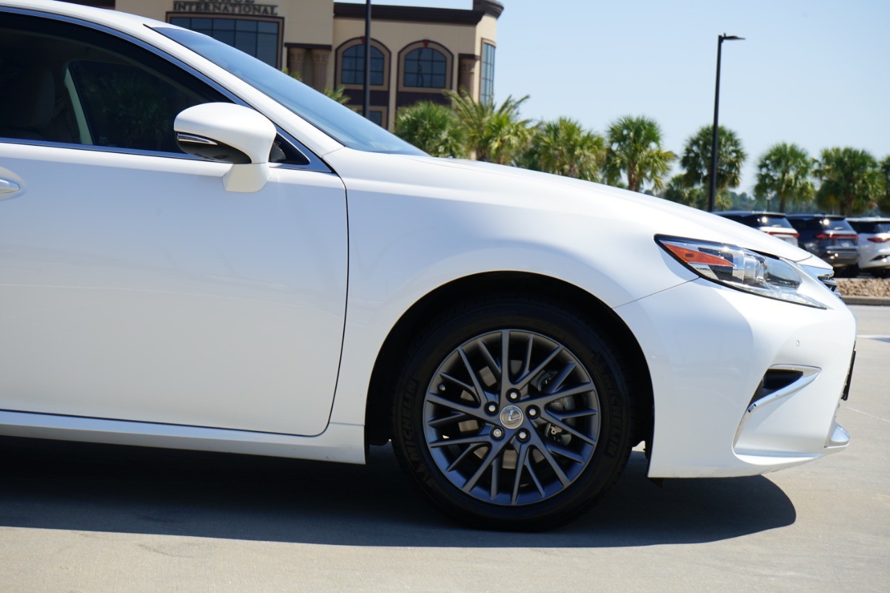 2017 Lexus ES 350 photo 9
