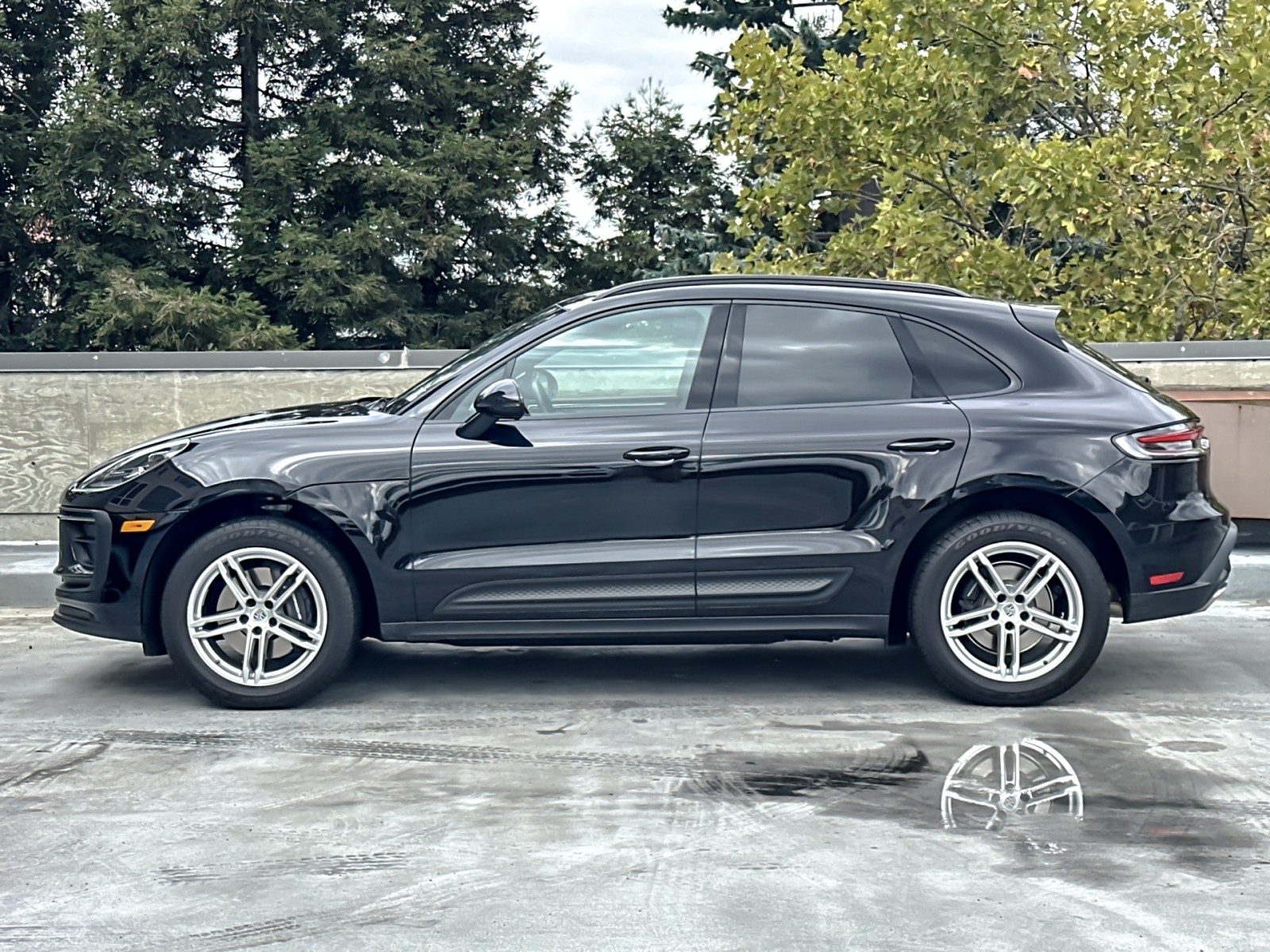 2025 Porsche Macan T photo 2