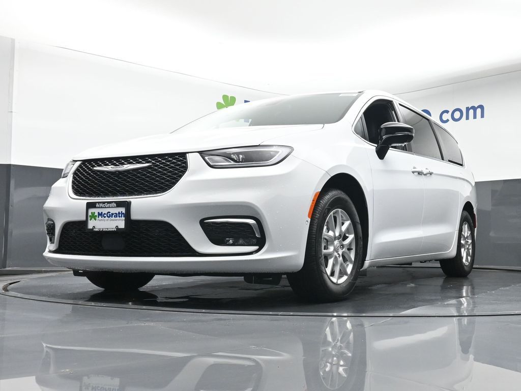 2026 Chrysler Pacifica photo 5