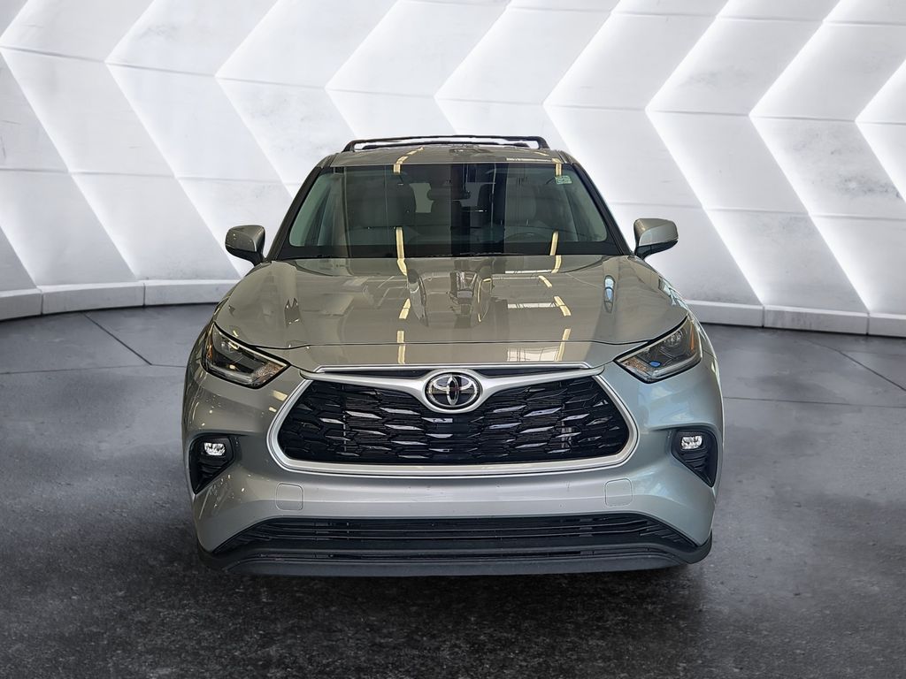 2021 Toyota Highlander LE photo 2
