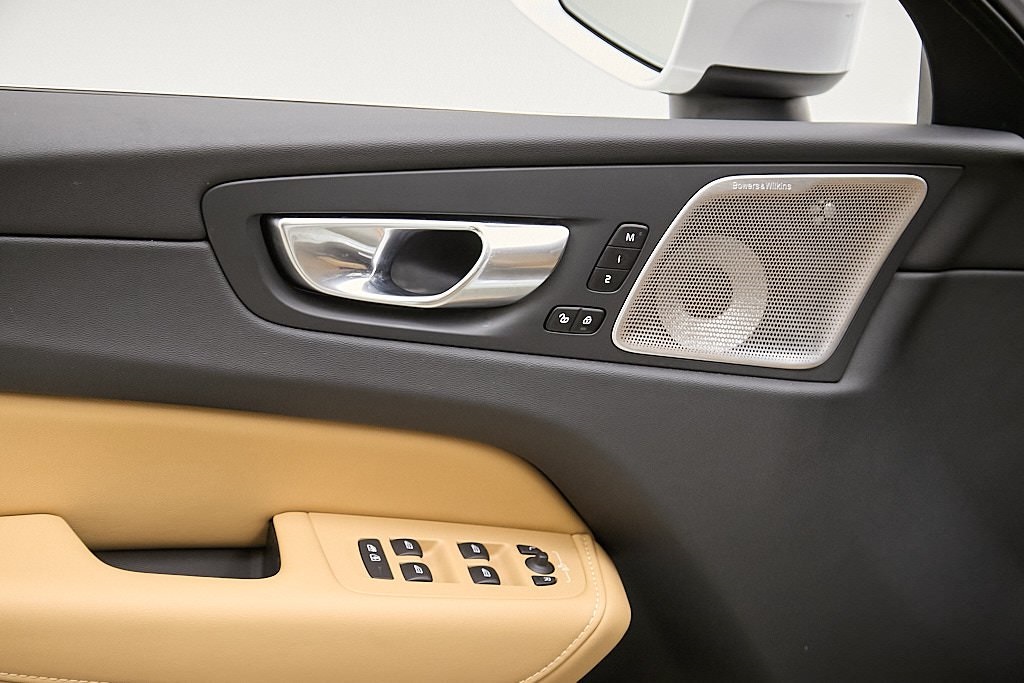 2023 VOLVO XC60 - Image 11