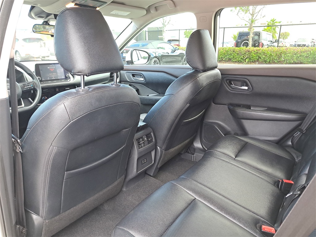 2021 Nissan Rogue SV photo 10